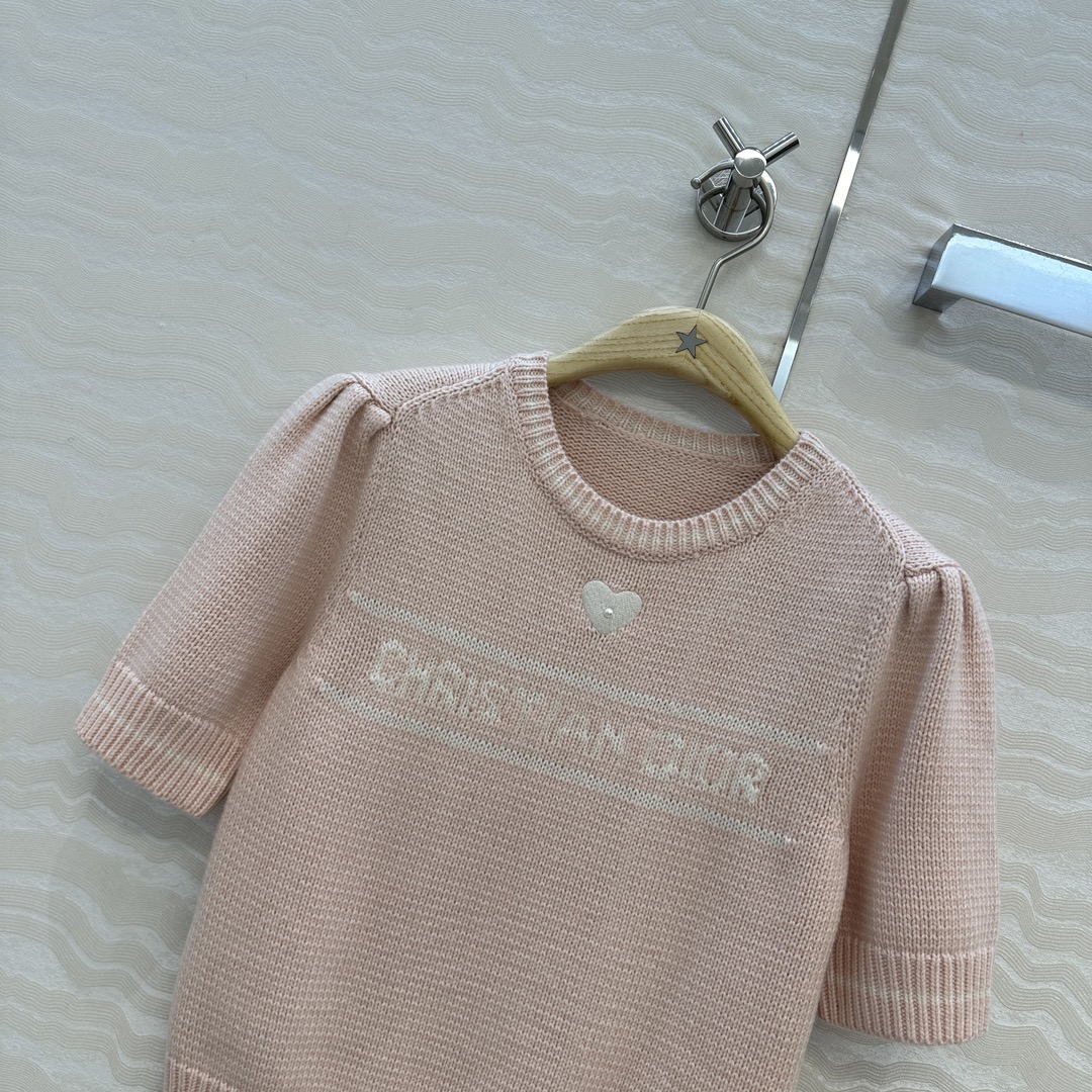 原单品质🖤MissD*25s限定新品！刺绣爱心💗字母羊毛短袖毛衣！定染进口羊毛羊绒纱线质感超赞！⚠️定位