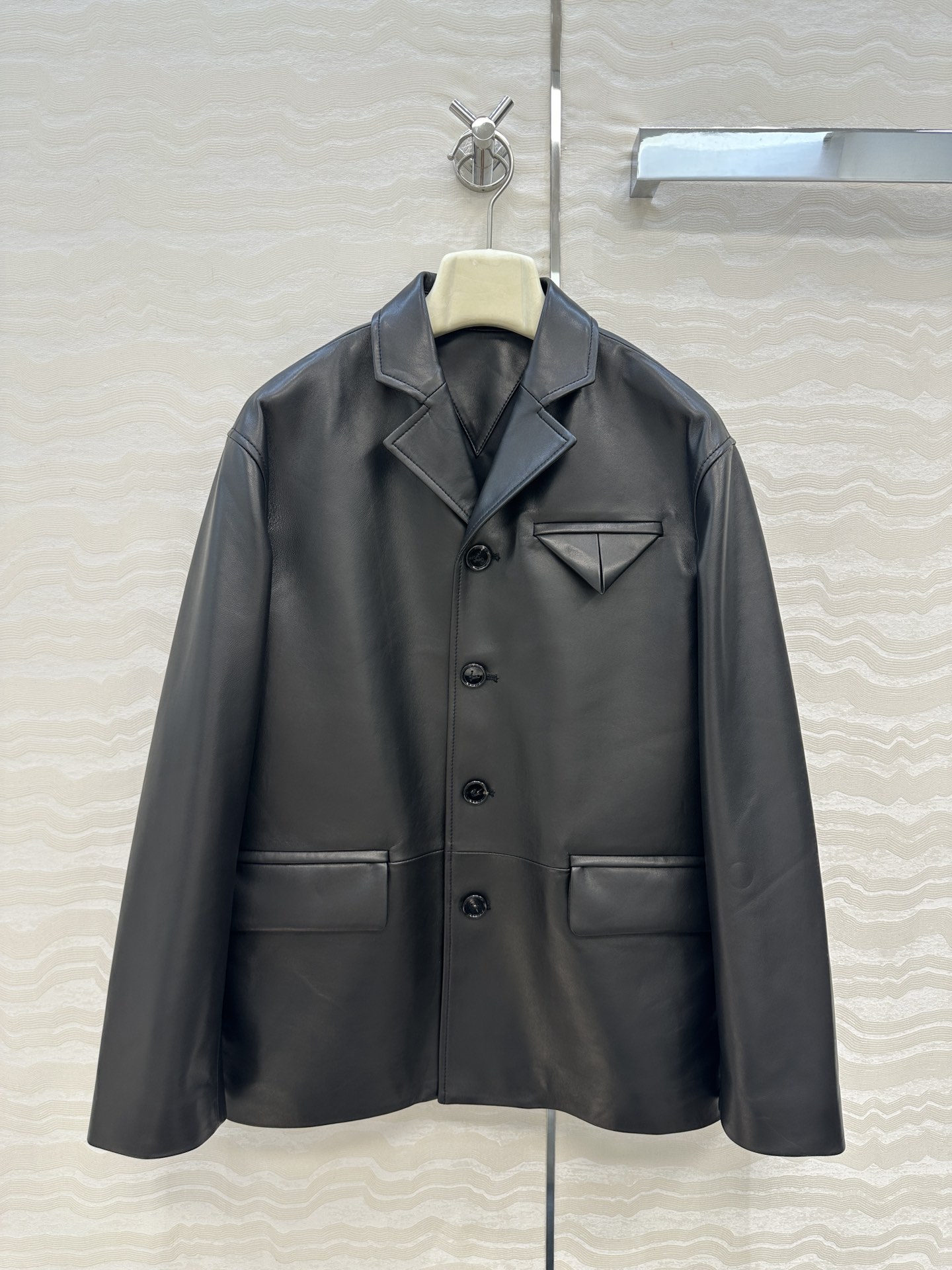 独家首发🍓高端原单品质，BV复古摩登时髦西装皮衣大外套，三角口袋西装领廓型设计！立体剪裁看似简单版型超重