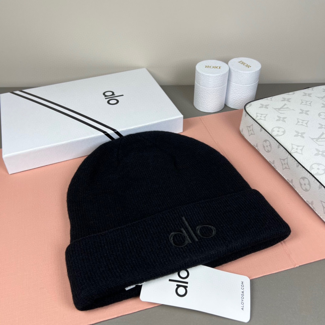 。Alo Yoga 精疏羊毛品质，博主推荐 最新时尚前卫的休闲设计风格，藏着不动声色的高级感，每一处线条