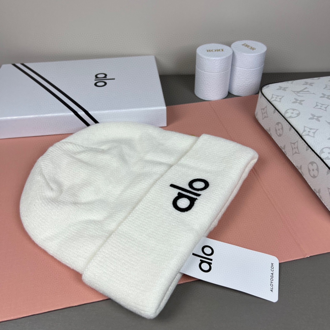 。Alo Yoga 精疏羊毛品质，博主推荐 最新时尚前卫的休闲设计风格，藏着不动声色的高级感，每一处线条