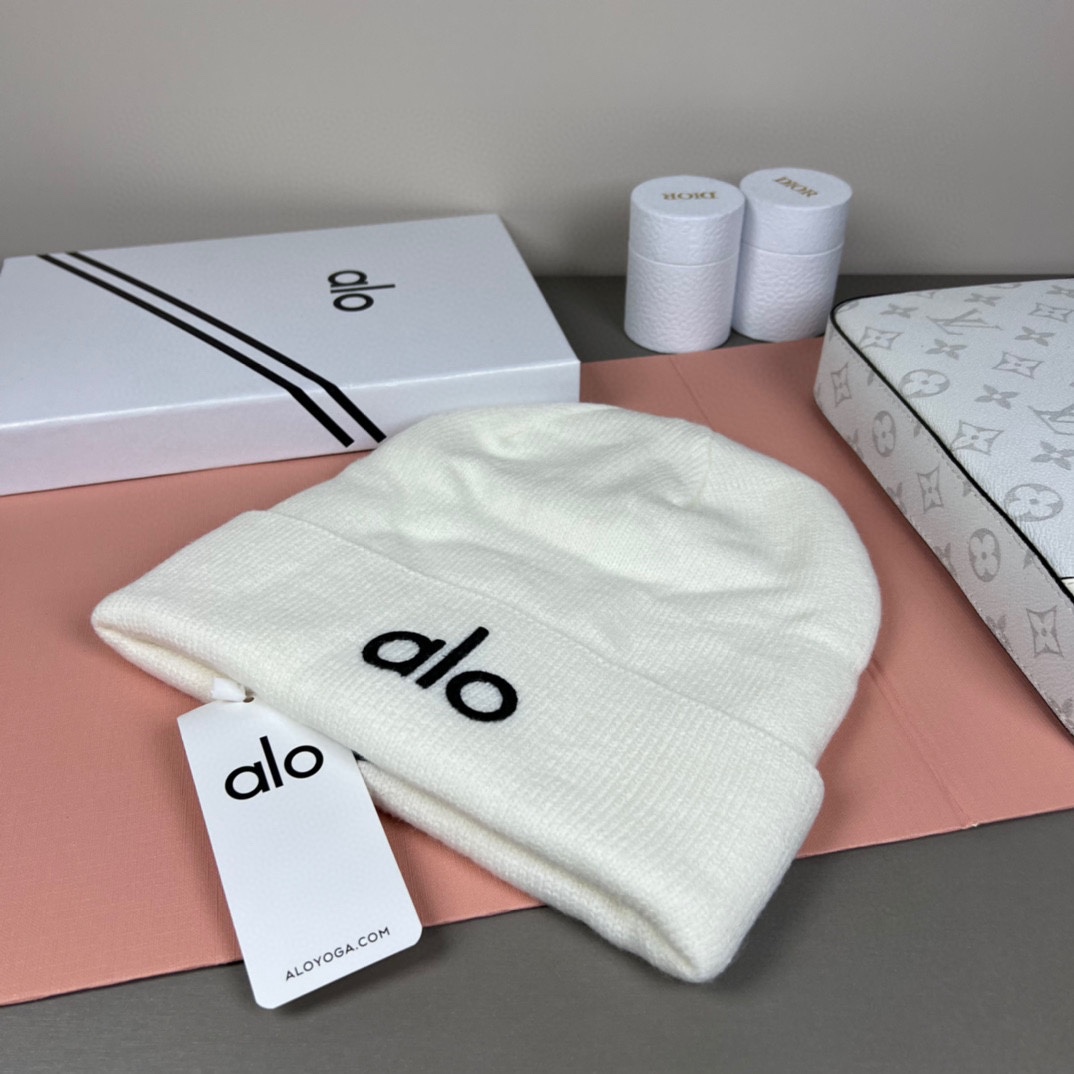 。Alo Yoga 精疏羊毛品质，博主推荐 最新时尚前卫的休闲设计风格，藏着不动声色的高级感，每一处线条