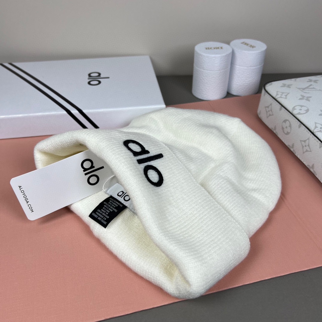 。Alo Yoga 精疏羊毛品质，博主推荐 最新时尚前卫的休闲设计风格，藏着不动声色的高级感，每一处线条