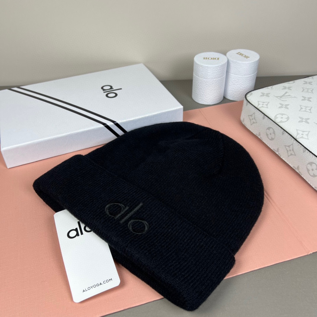 。Alo Yoga 精疏羊毛品质，博主推荐 最新时尚前卫的休闲设计风格，藏着不动声色的高级感，每一处线条