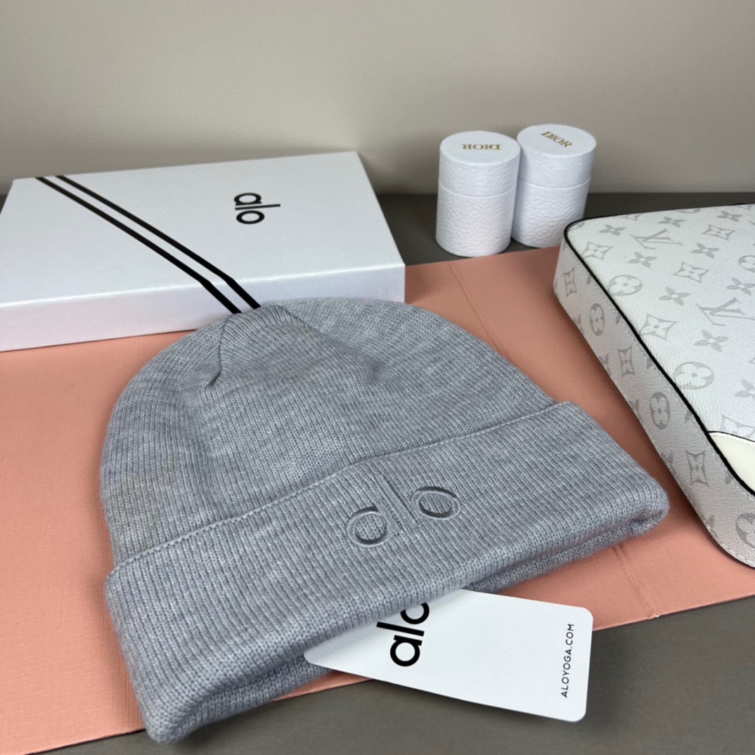 。Alo Yoga 精疏羊毛品质，博主推荐 最新时尚前卫的休闲设计风格，藏着不动声色的高级感，每一处线条