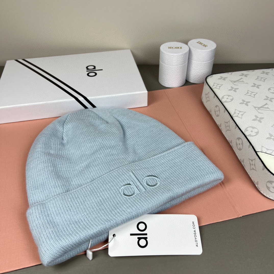 。Alo Yoga 精疏羊毛品质，博主推荐 最新时尚前卫的休闲设计风格，藏着不动声色的高级感，每一处线条