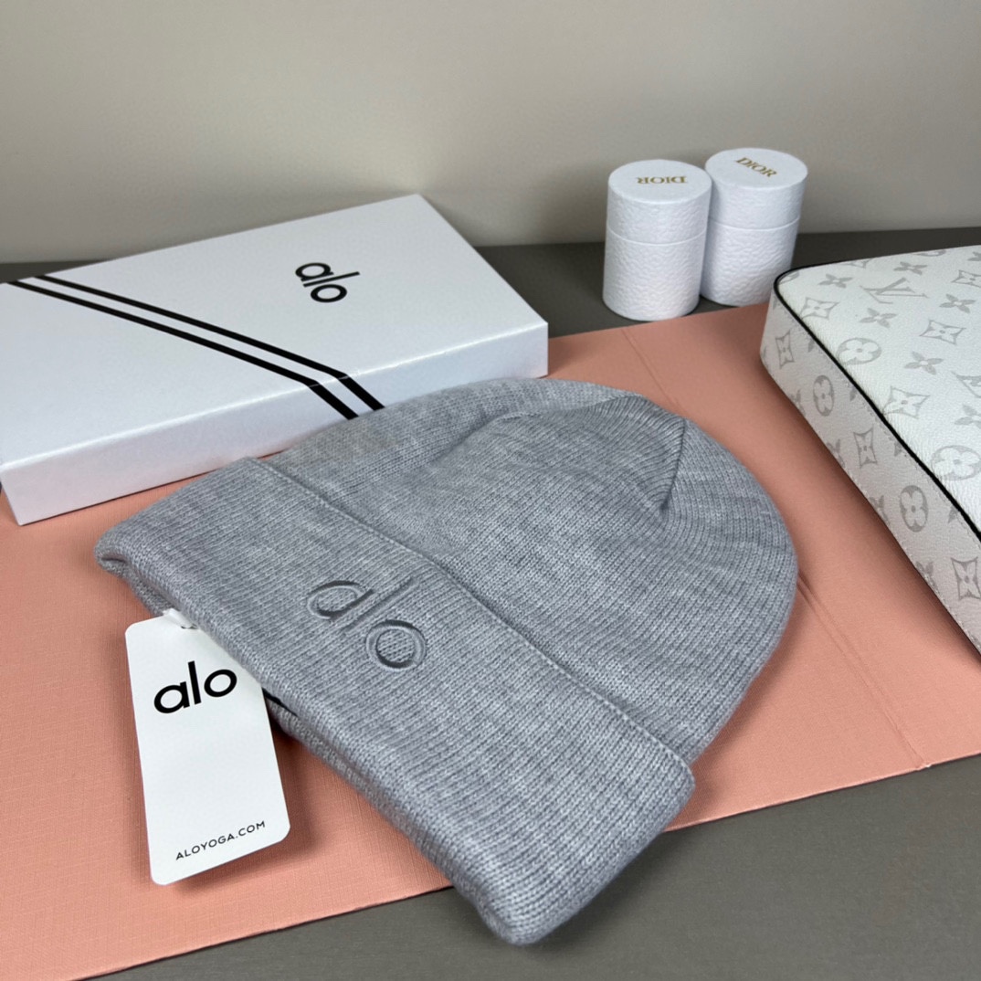 。Alo Yoga 精疏羊毛品质，博主推荐 最新时尚前卫的休闲设计风格，藏着不动声色的高级感，每一处线条