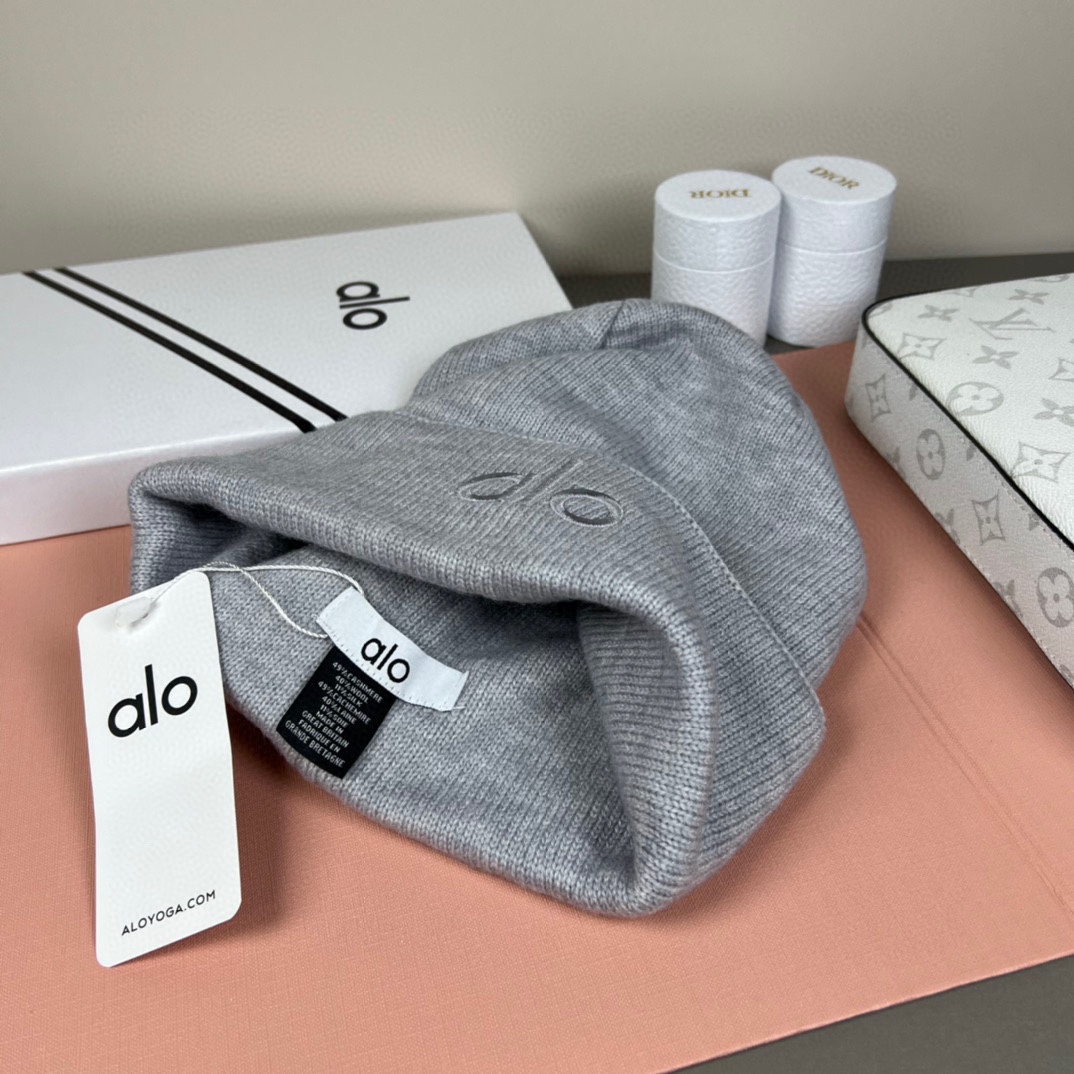 。Alo Yoga 精疏羊毛品质，博主推荐 最新时尚前卫的休闲设计风格，藏着不动声色的高级感，每一处线条