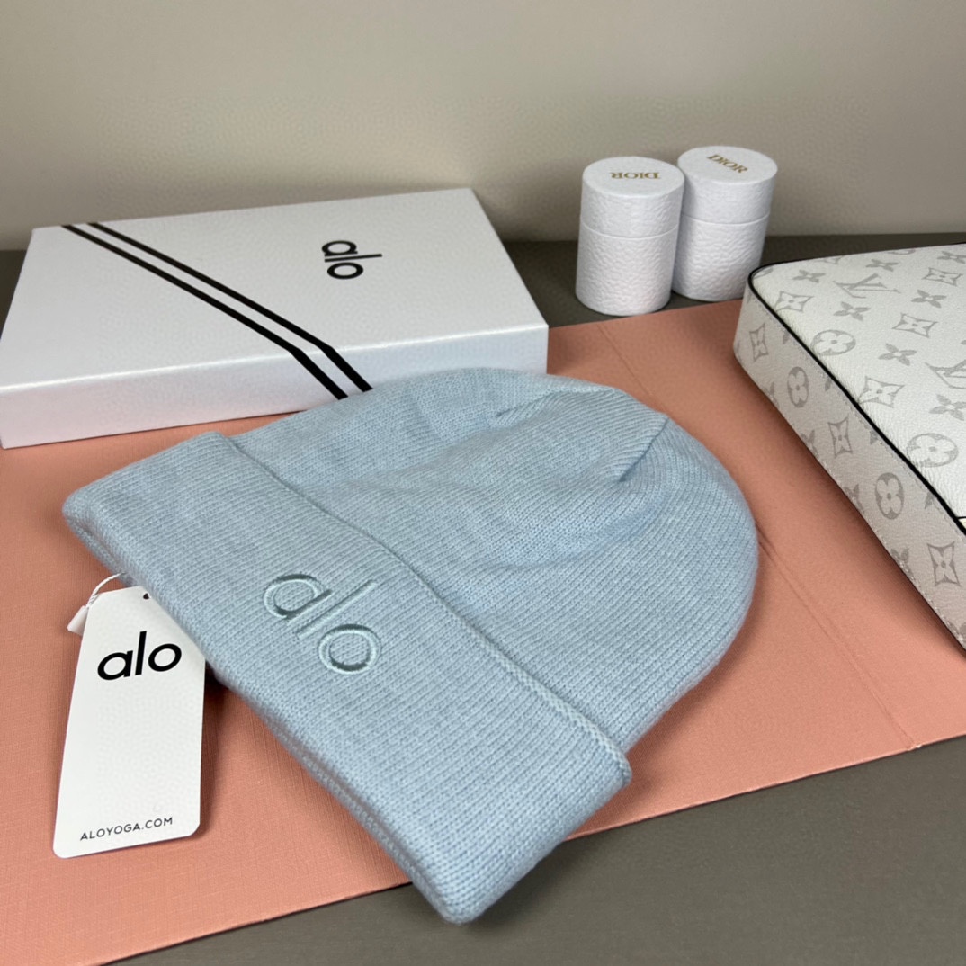 。Alo Yoga 精疏羊毛品质，博主推荐 最新时尚前卫的休闲设计风格，藏着不动声色的高级感，每一处线条