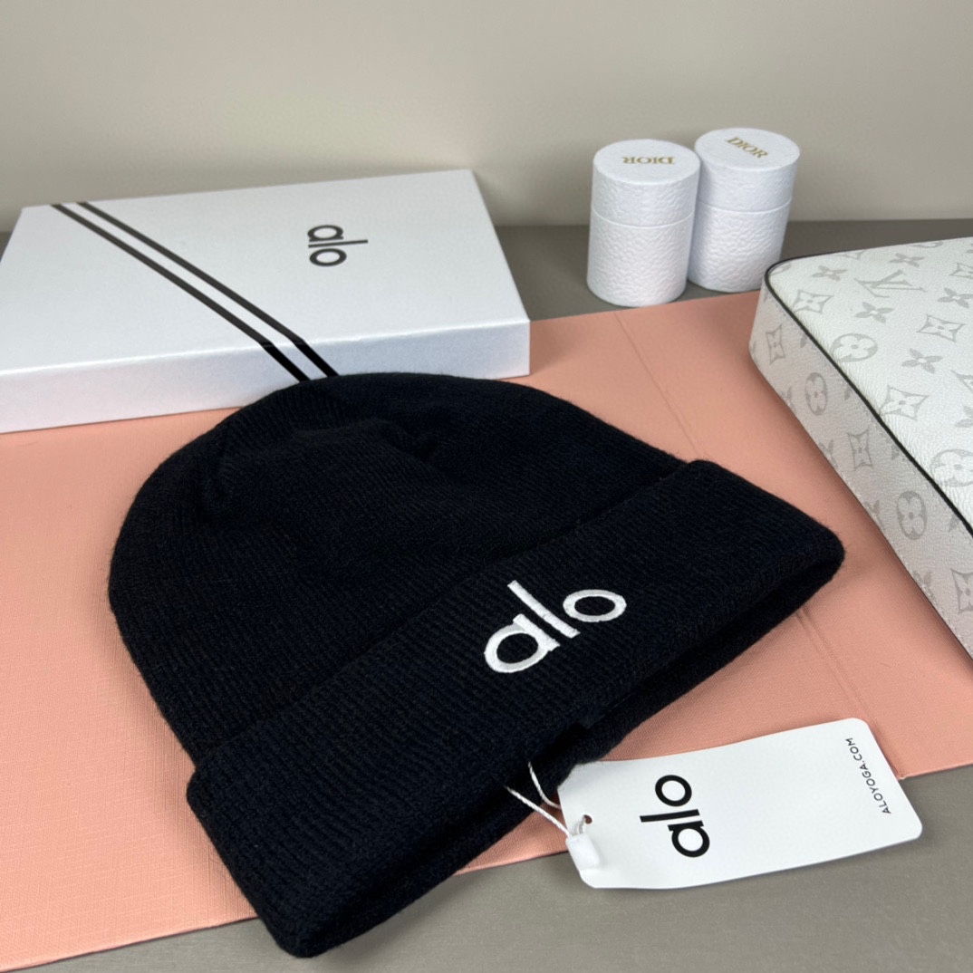 。Alo Yoga 精疏羊毛品质，博主推荐 最新时尚前卫的休闲设计风格，藏着不动声色的高级感，每一处线条