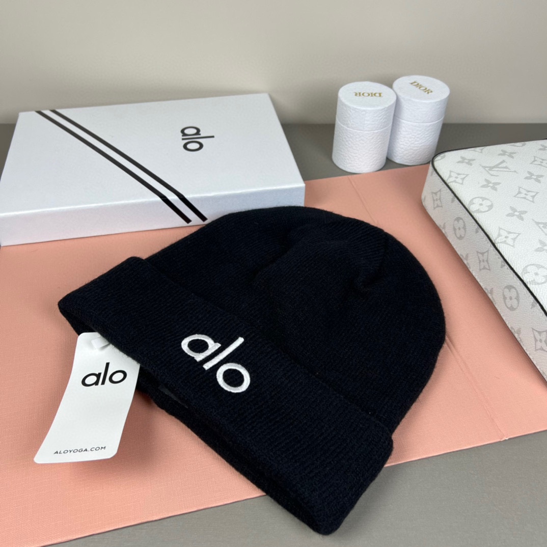 。Alo Yoga 精疏羊毛品质，博主推荐 最新时尚前卫的休闲设计风格，藏着不动声色的高级感，每一处线条