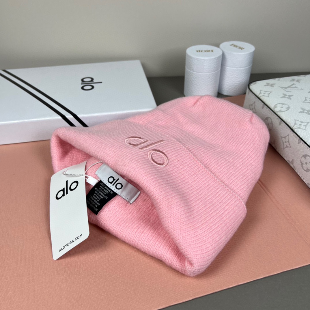 。Alo Yoga 精疏羊毛品质，博主推荐 最新时尚前卫的休闲设计风格，藏着不动声色的高级感，每一处线条