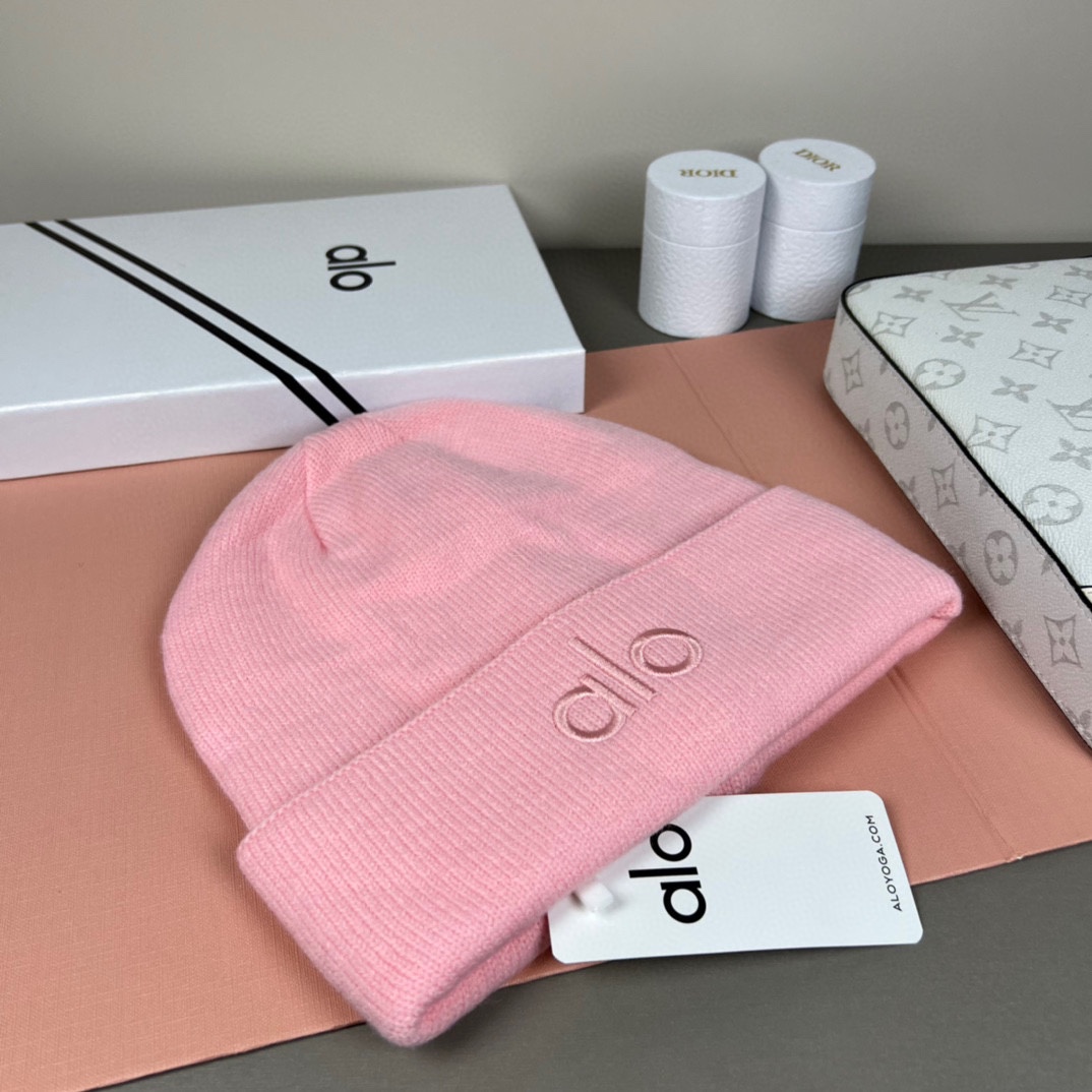 。Alo Yoga 精疏羊毛品质，博主推荐 最新时尚前卫的休闲设计风格，藏着不动声色的高级感，每一处线条