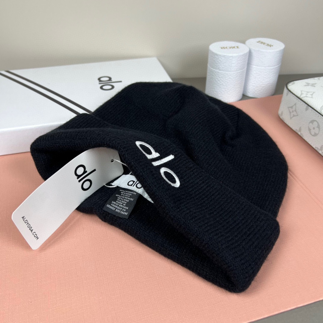 。Alo Yoga 精疏羊毛品质，博主推荐 最新时尚前卫的休闲设计风格，藏着不动声色的高级感，每一处线条