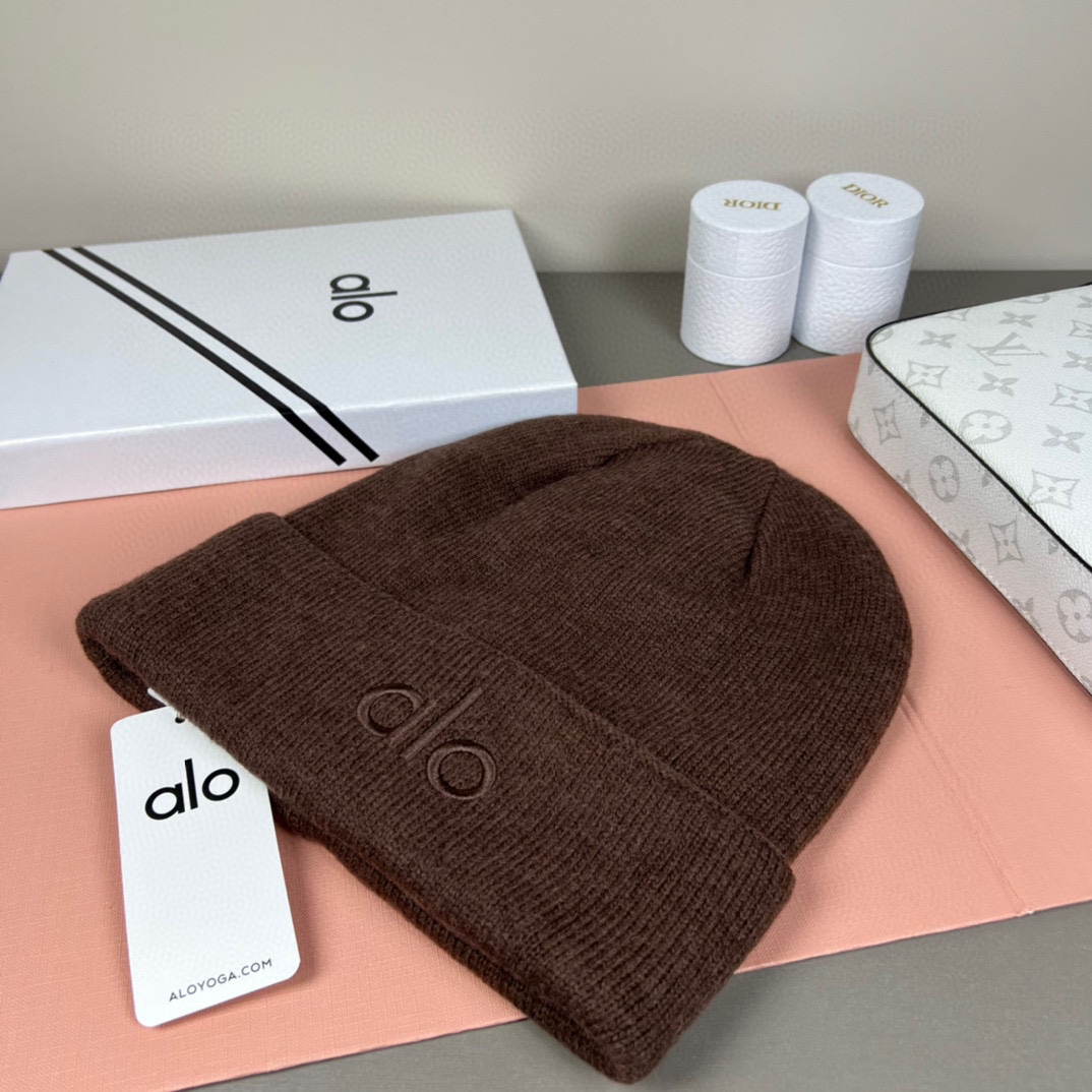 。Alo Yoga 精疏羊毛品质，博主推荐 最新时尚前卫的休闲设计风格，藏着不动声色的高级感，每一处线条