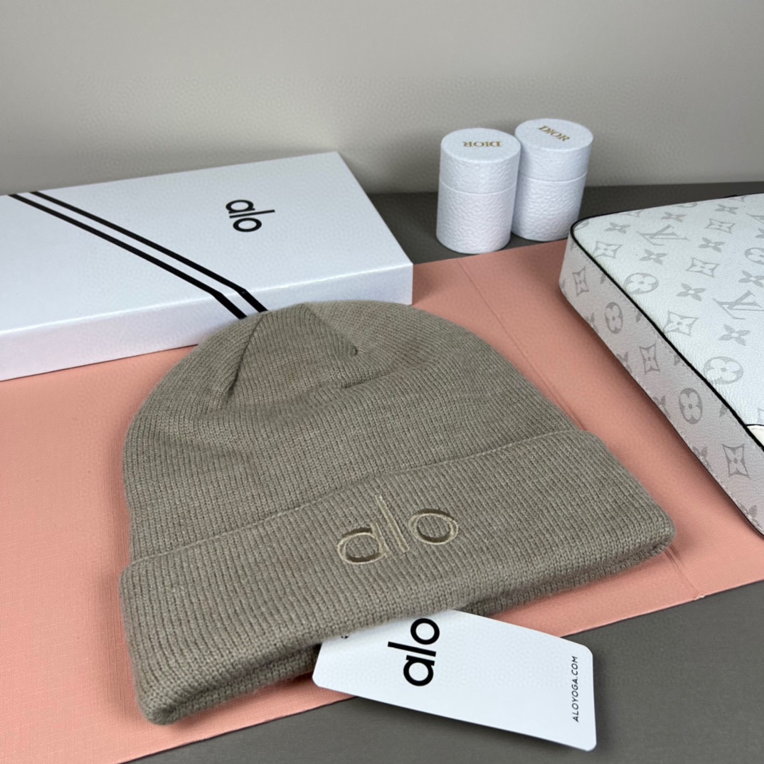 。Alo Yoga 精疏羊毛品质，博主推荐 最新时尚前卫的休闲设计风格，藏着不动声色的高级感，每一处线条