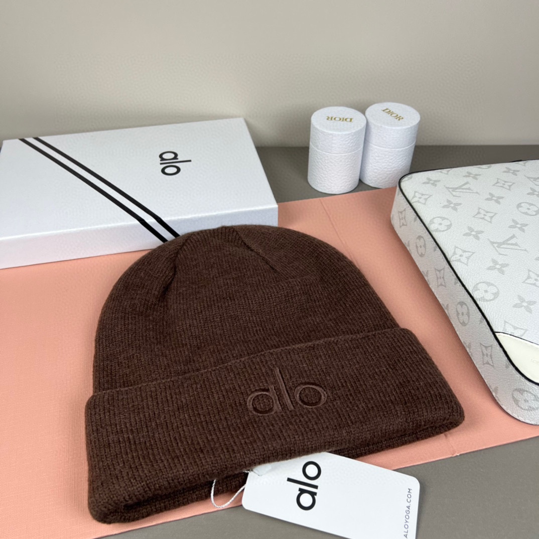 。Alo Yoga 精疏羊毛品质，博主推荐 最新时尚前卫的休闲设计风格，藏着不动声色的高级感，每一处线条