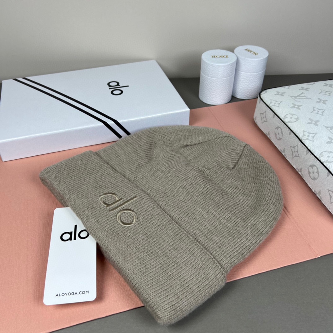 。Alo Yoga 精疏羊毛品质，博主推荐 最新时尚前卫的休闲设计风格，藏着不动声色的高级感，每一处线条