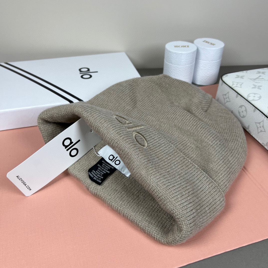 。Alo Yoga 精疏羊毛品质，博主推荐 最新时尚前卫的休闲设计风格，藏着不动声色的高级感，每一处线条