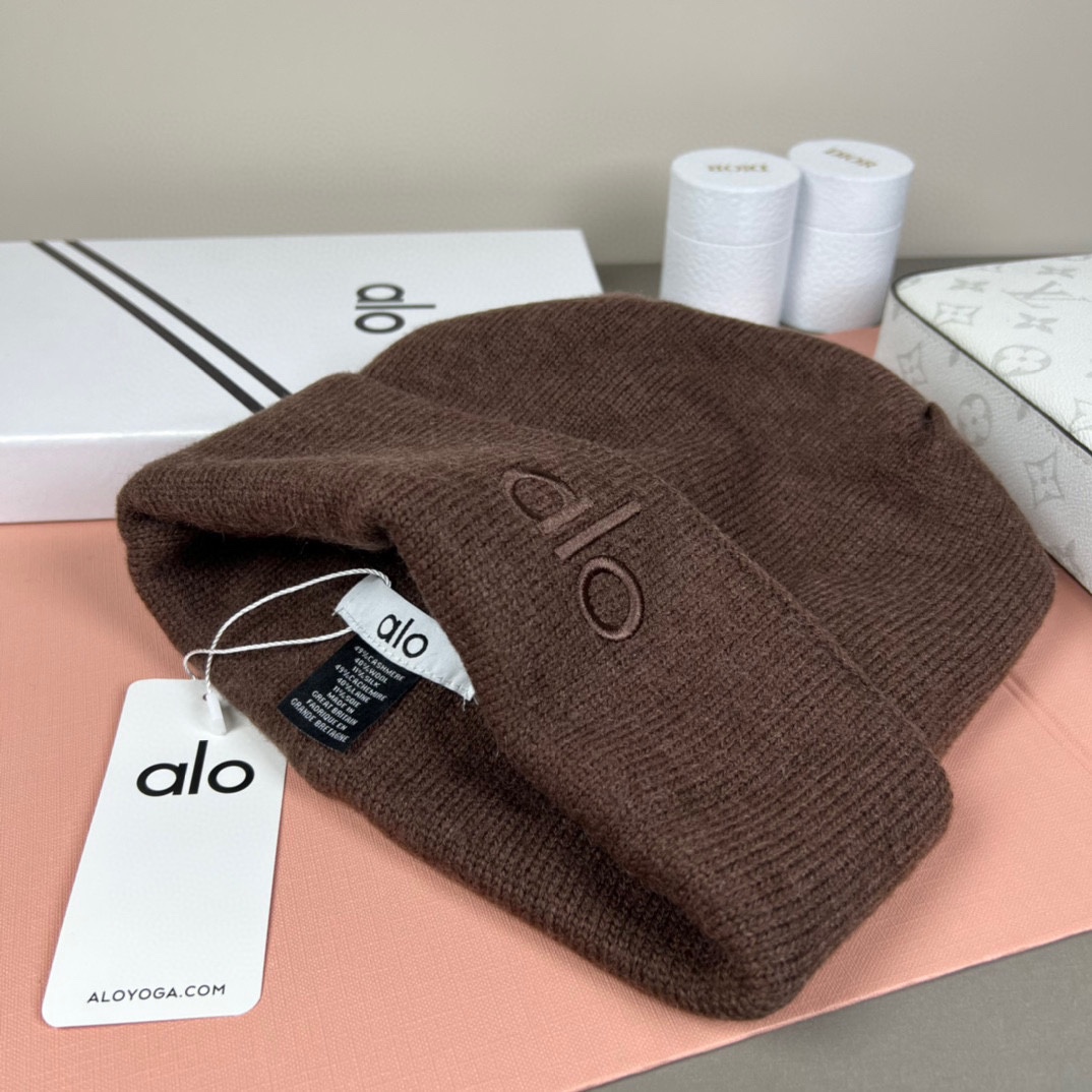 。Alo Yoga 精疏羊毛品质，博主推荐 最新时尚前卫的休闲设计风格，藏着不动声色的高级感，每一处线条