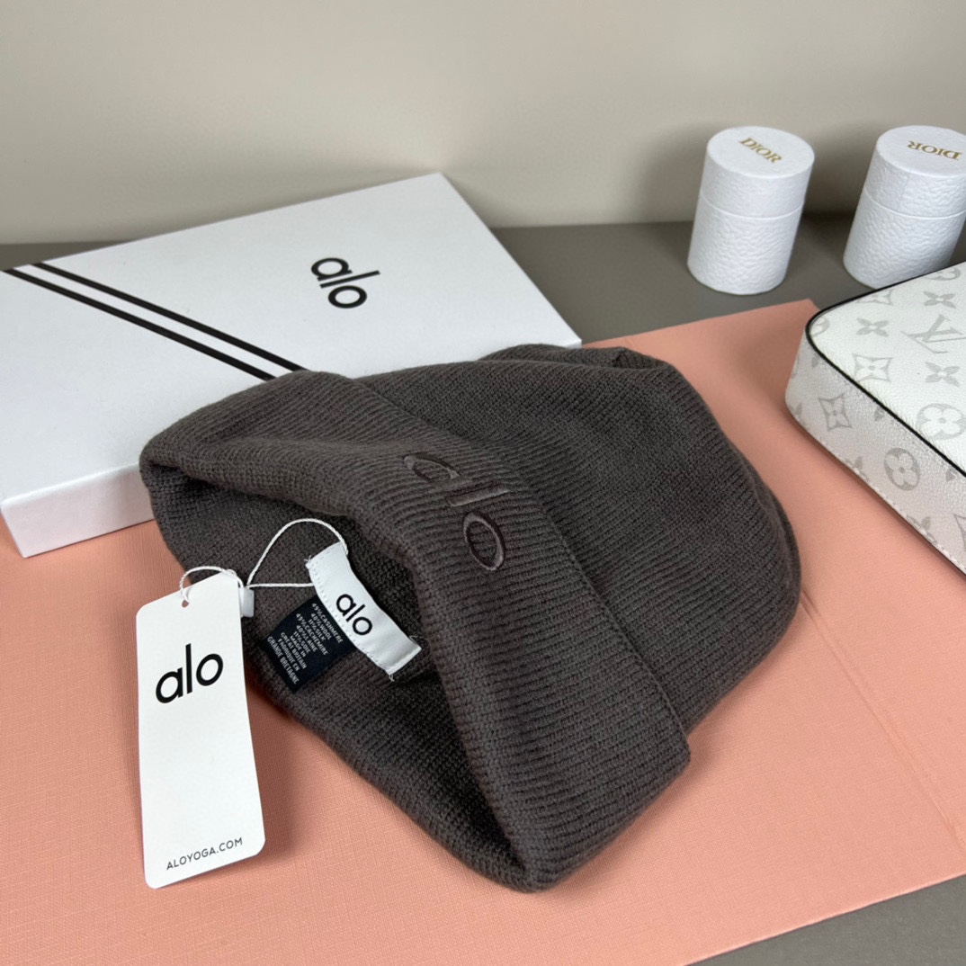 。Alo Yoga 精疏羊毛品质，博主推荐 最新时尚前卫的休闲设计风格，藏着不动声色的高级感，每一处线条