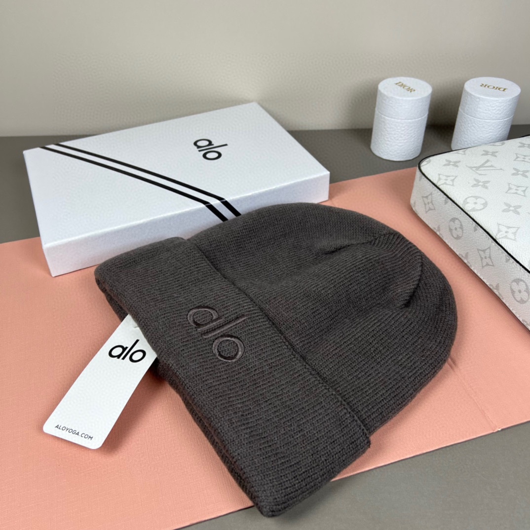 。Alo Yoga 精疏羊毛品质，博主推荐 最新时尚前卫的休闲设计风格，藏着不动声色的高级感，每一处线条