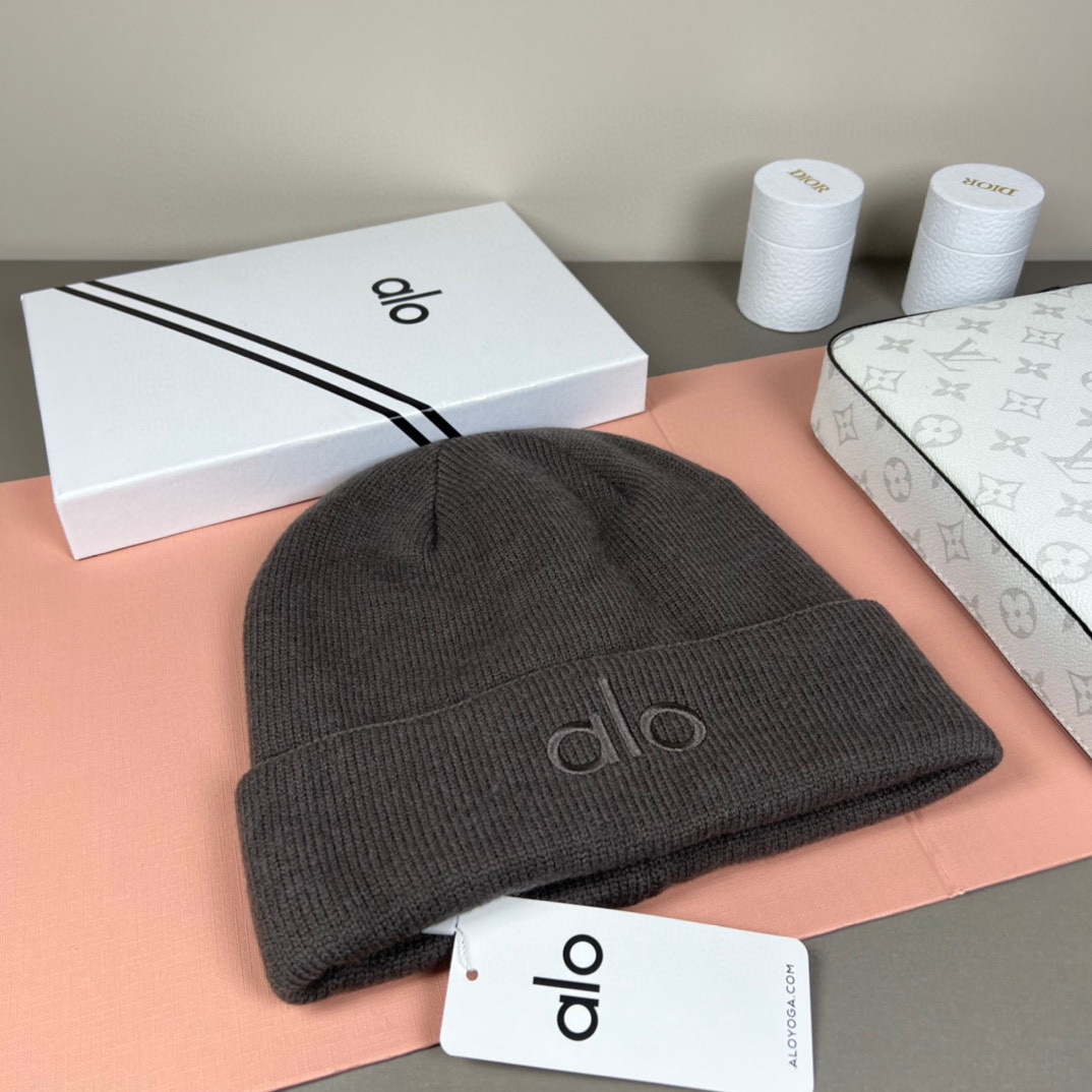 。Alo Yoga 精疏羊毛品质，博主推荐 最新时尚前卫的休闲设计风格，藏着不动声色的高级感，每一处线条