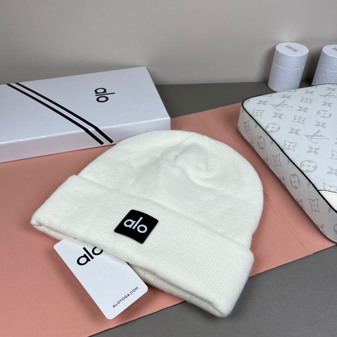 。Alo Yoga 精疏羊毛品质，博主推荐 最新时尚前卫的休闲设计风格，藏着不动声色的高级感，每一处线条