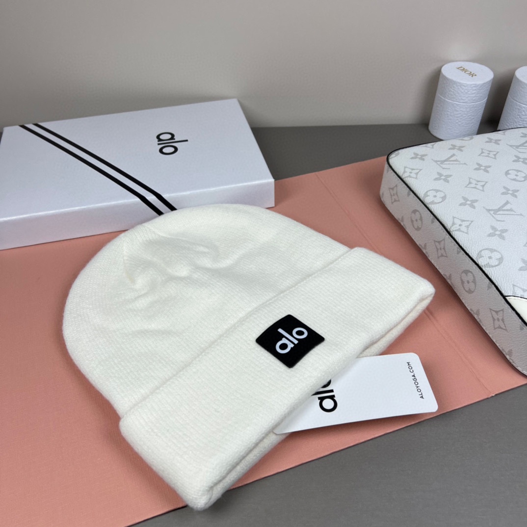 。Alo Yoga 精疏羊毛品质，博主推荐 最新时尚前卫的休闲设计风格，藏着不动声色的高级感，每一处线条