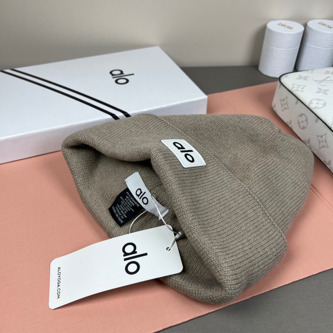 。Alo Yoga 精疏羊毛品质，博主推荐 最新时尚前卫的休闲设计风格，藏着不动声色的高级感，每一处线条