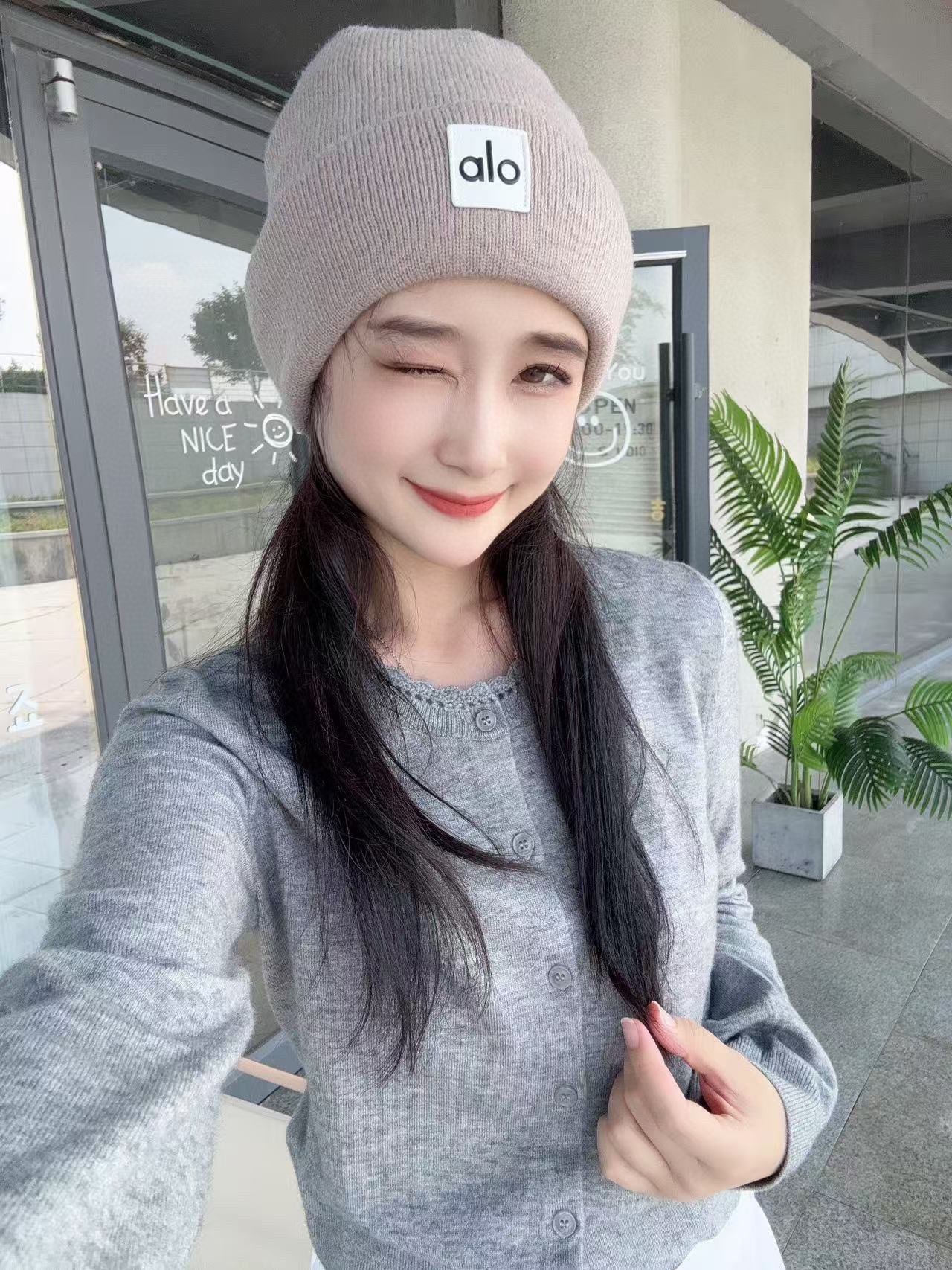 。Alo Yoga 精疏羊毛品质，博主推荐 最新时尚前卫的休闲设计风格，藏着不动声色的高级感，每一处线条