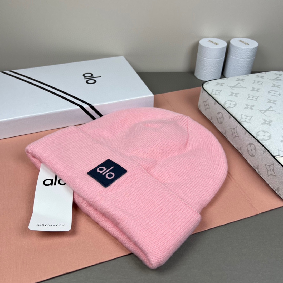 。Alo Yoga 精疏羊毛品质，博主推荐 最新时尚前卫的休闲设计风格，藏着不动声色的高级感，每一处线条