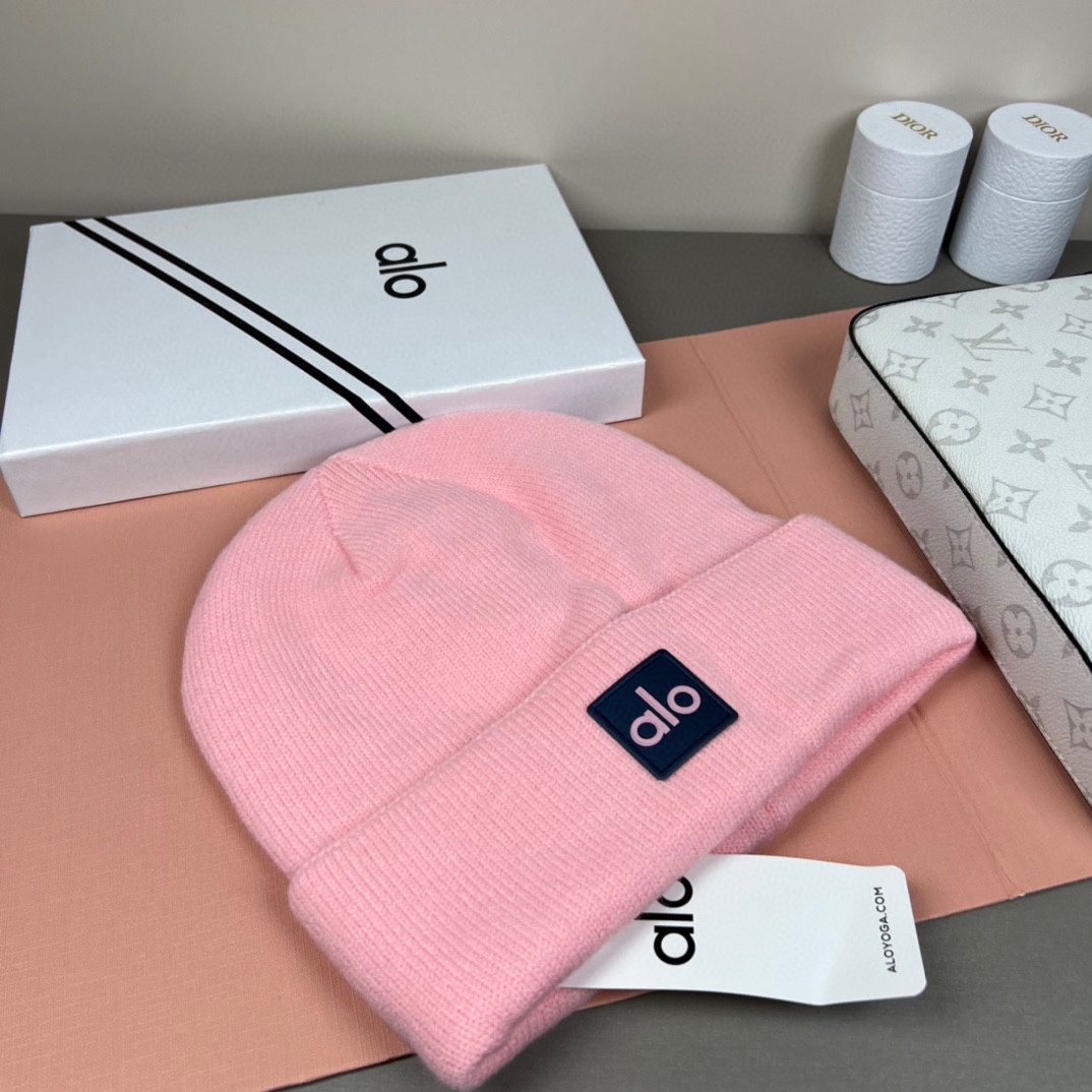 。Alo Yoga 精疏羊毛品质，博主推荐 最新时尚前卫的休闲设计风格，藏着不动声色的高级感，每一处线条