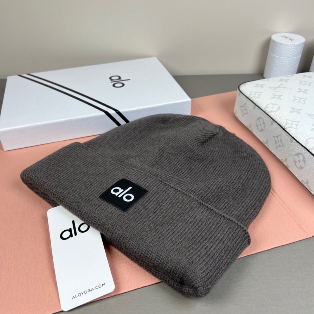 。Alo Yoga 精疏羊毛品质，博主推荐 最新时尚前卫的休闲设计风格，藏着不动声色的高级感，每一处线条