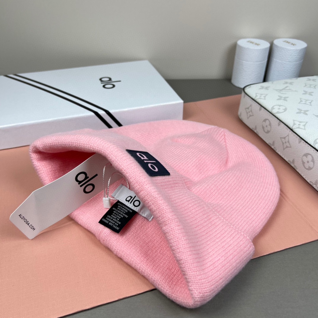 。Alo Yoga 精疏羊毛品质，博主推荐 最新时尚前卫的休闲设计风格，藏着不动声色的高级感，每一处线条