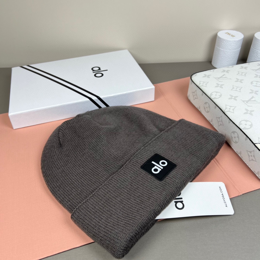 。Alo Yoga 精疏羊毛品质，博主推荐 最新时尚前卫的休闲设计风格，藏着不动声色的高级感，每一处线条