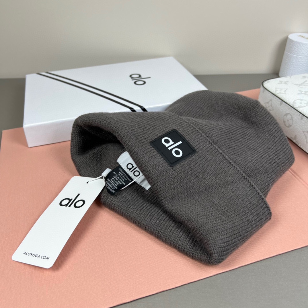 。Alo Yoga 精疏羊毛品质，博主推荐 最新时尚前卫的休闲设计风格，藏着不动声色的高级感，每一处线条