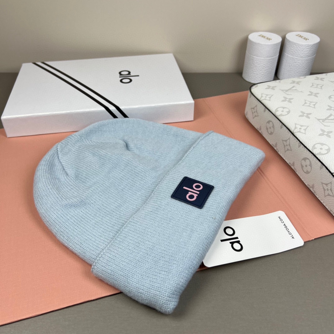 。Alo Yoga 精疏羊毛品质，博主推荐 最新时尚前卫的休闲设计风格，藏着不动声色的高级感，每一处线条