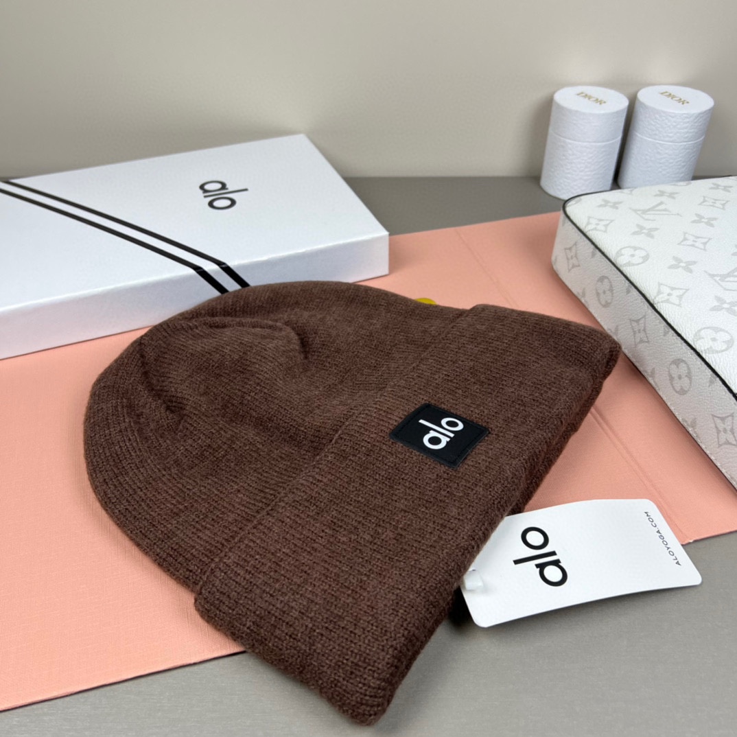 。Alo Yoga 精疏羊毛品质，博主推荐 最新时尚前卫的休闲设计风格，藏着不动声色的高级感，每一处线条