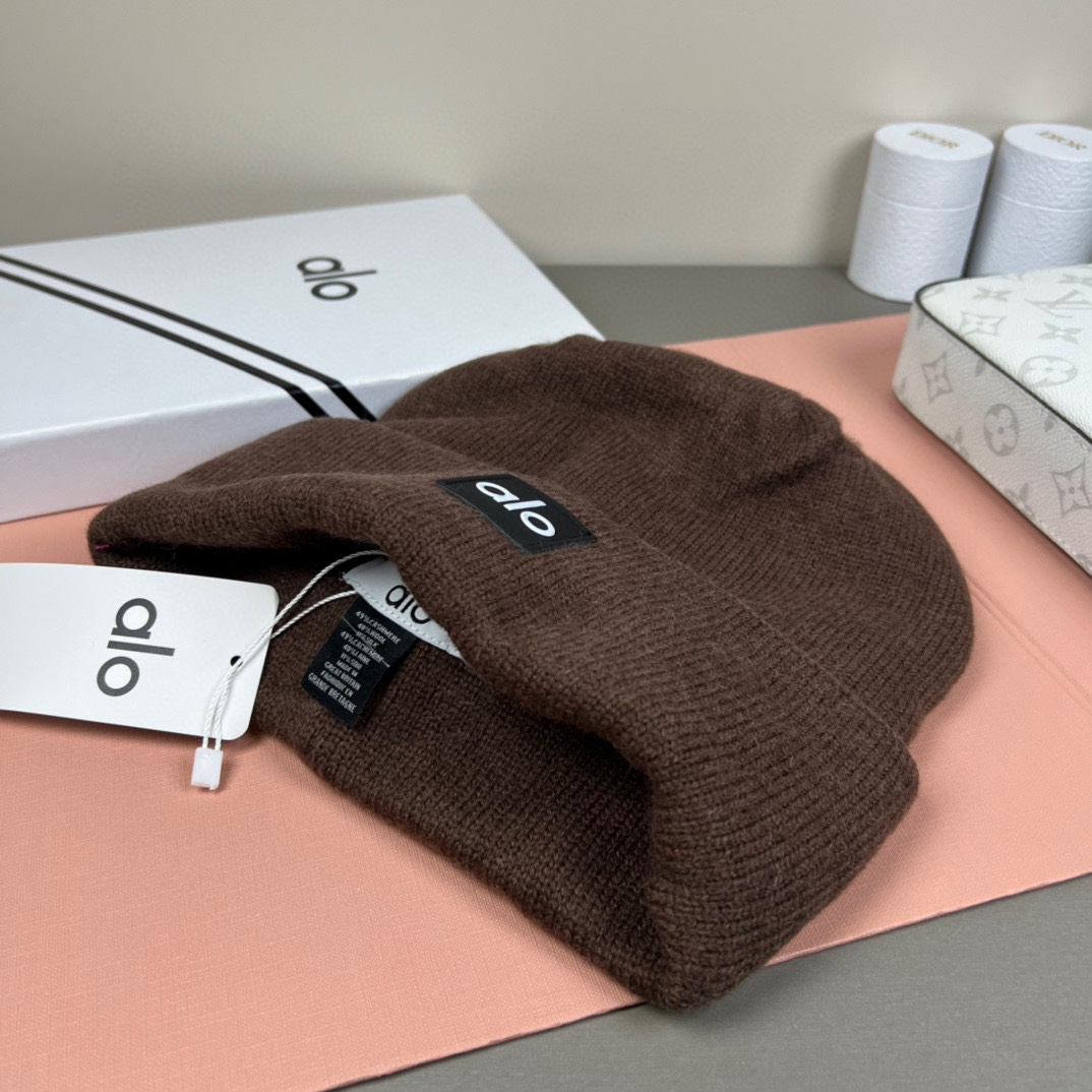 。Alo Yoga 精疏羊毛品质，博主推荐 最新时尚前卫的休闲设计风格，藏着不动声色的高级感，每一处线条