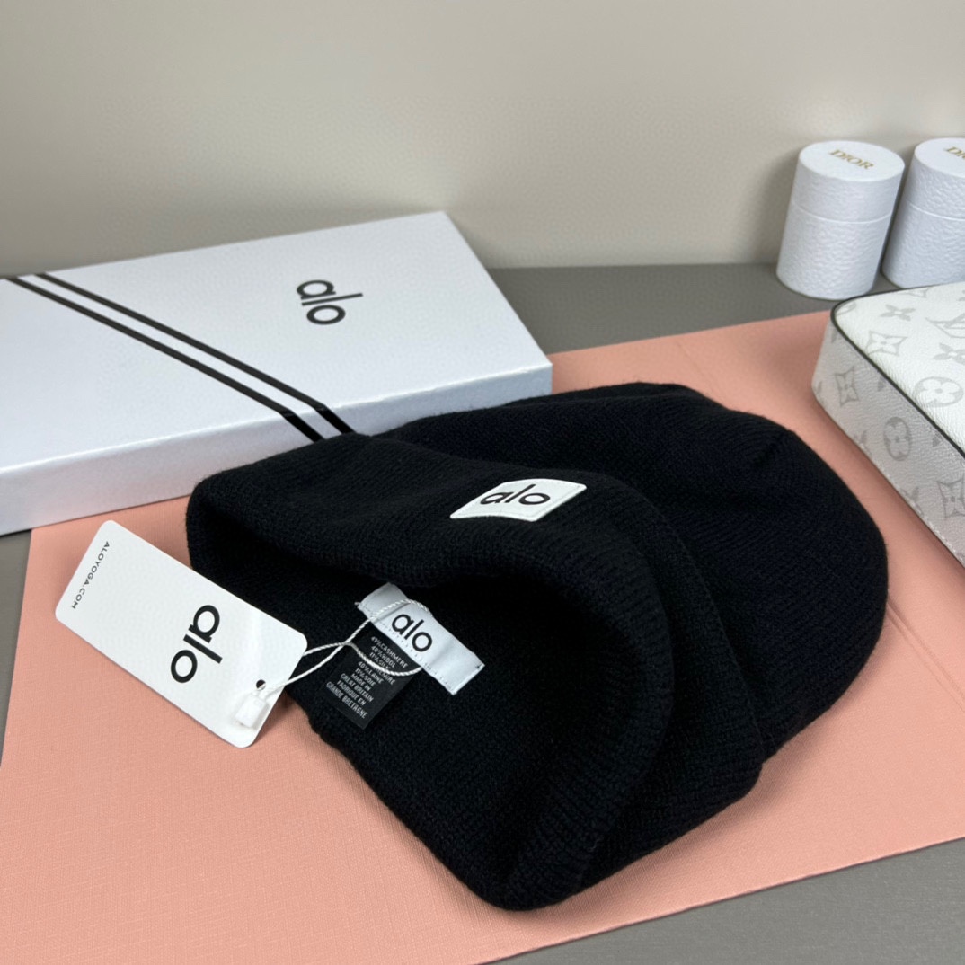 。Alo Yoga 精疏羊毛品质，博主推荐 最新时尚前卫的休闲设计风格，藏着不动声色的高级感，每一处线条