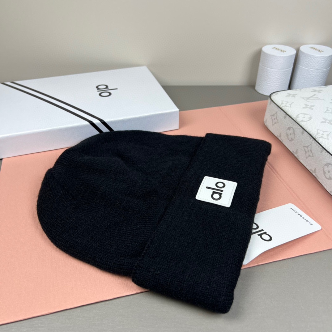 。Alo Yoga 精疏羊毛品质，博主推荐 最新时尚前卫的休闲设计风格，藏着不动声色的高级感，每一处线条