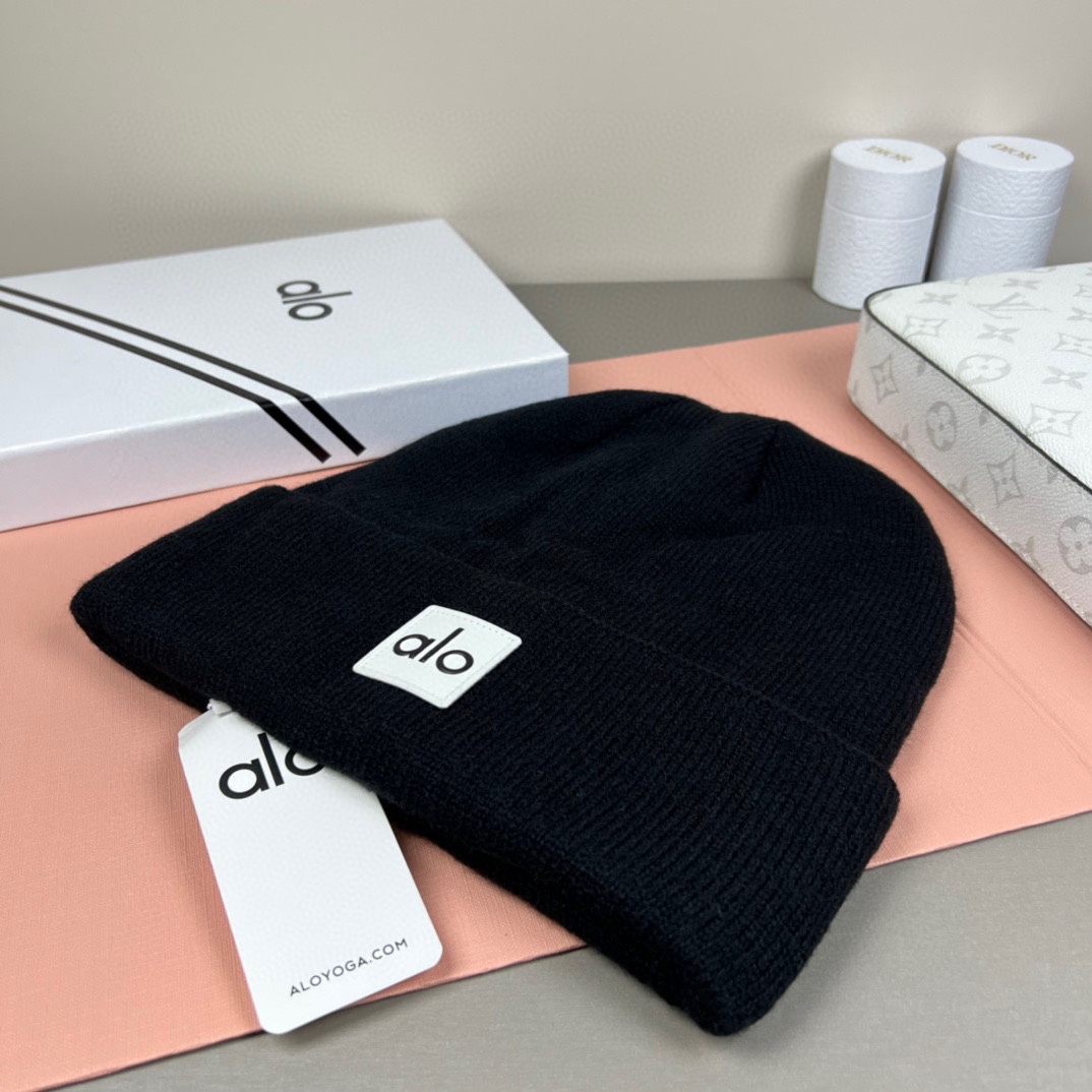 。Alo Yoga 精疏羊毛品质，博主推荐 最新时尚前卫的休闲设计风格，藏着不动声色的高级感，每一处线条