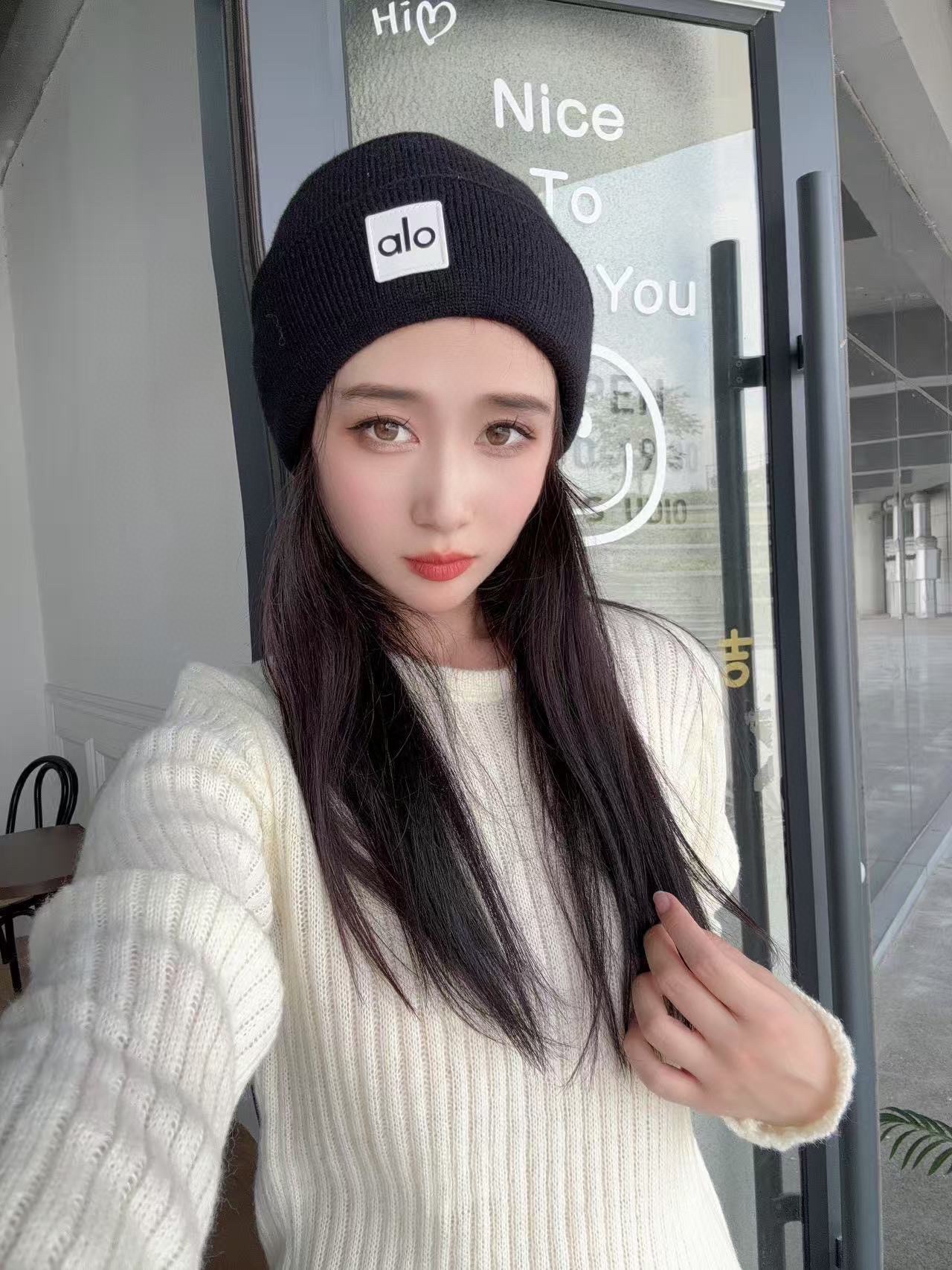 。Alo Yoga 精疏羊毛品质，博主推荐 最新时尚前卫的休闲设计风格，藏着不动声色的高级感，每一处线条