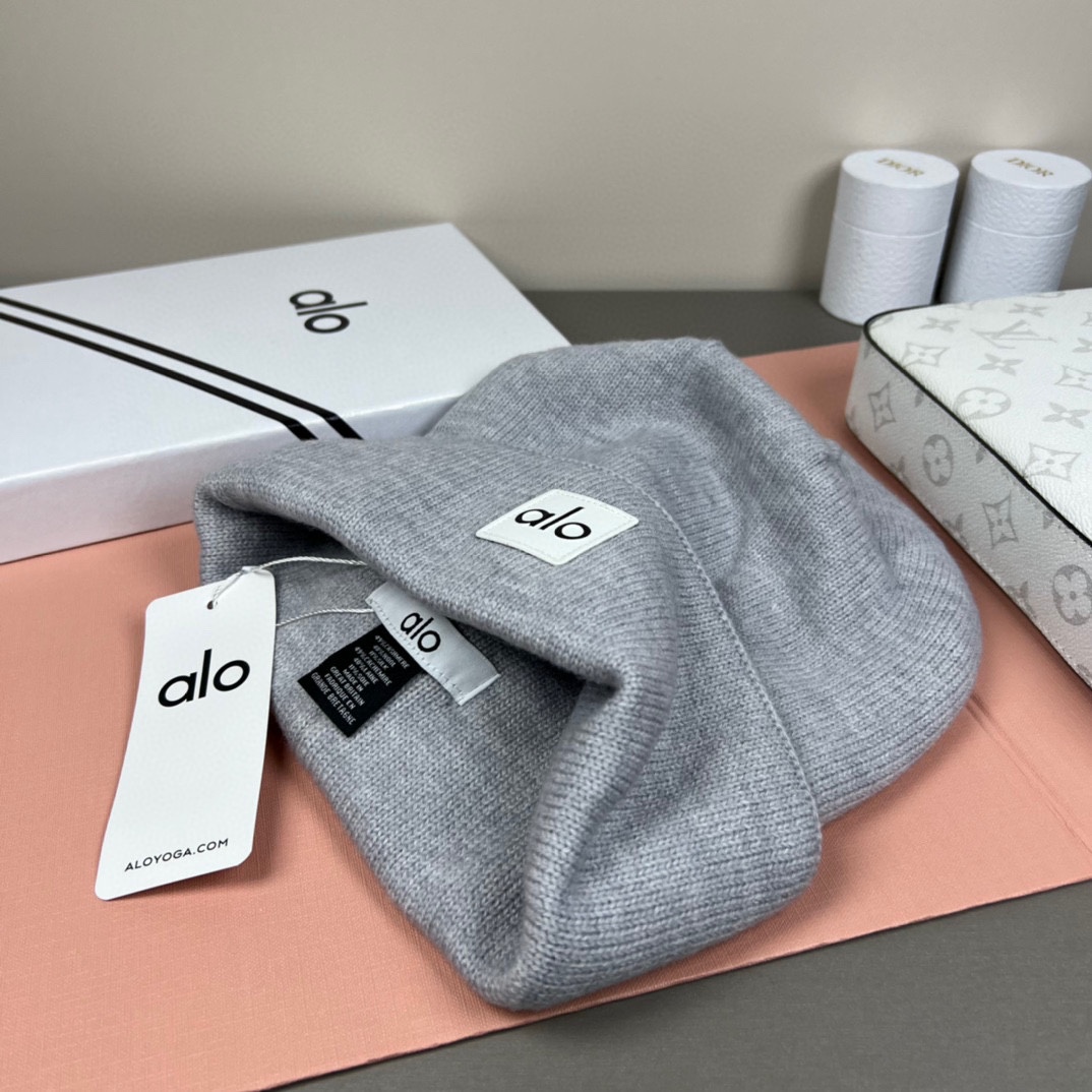 。Alo Yoga 精疏羊毛品质，博主推荐 最新时尚前卫的休闲设计风格，藏着不动声色的高级感，每一处线条