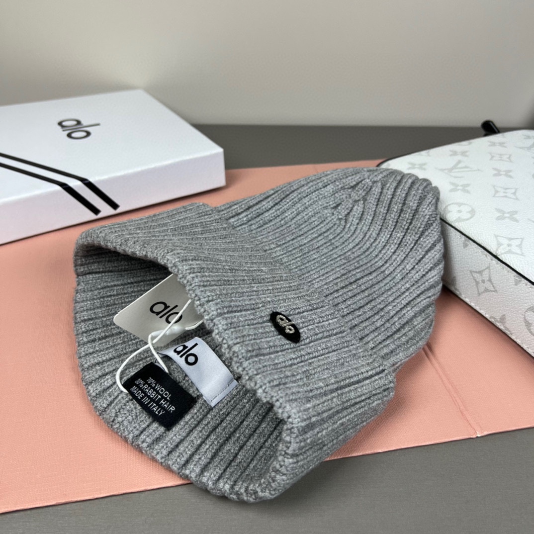 。Alo Yoga 精疏羊毛品质，博主推荐 最新时尚前卫的休闲设计风格，藏着不动声色的高级感，每一处线条