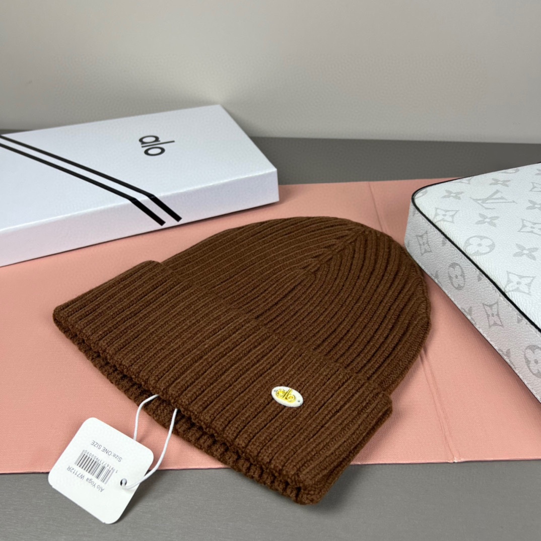 。Alo Yoga 精疏羊毛品质，博主推荐 最新时尚前卫的休闲设计风格，藏着不动声色的高级感，每一处线条