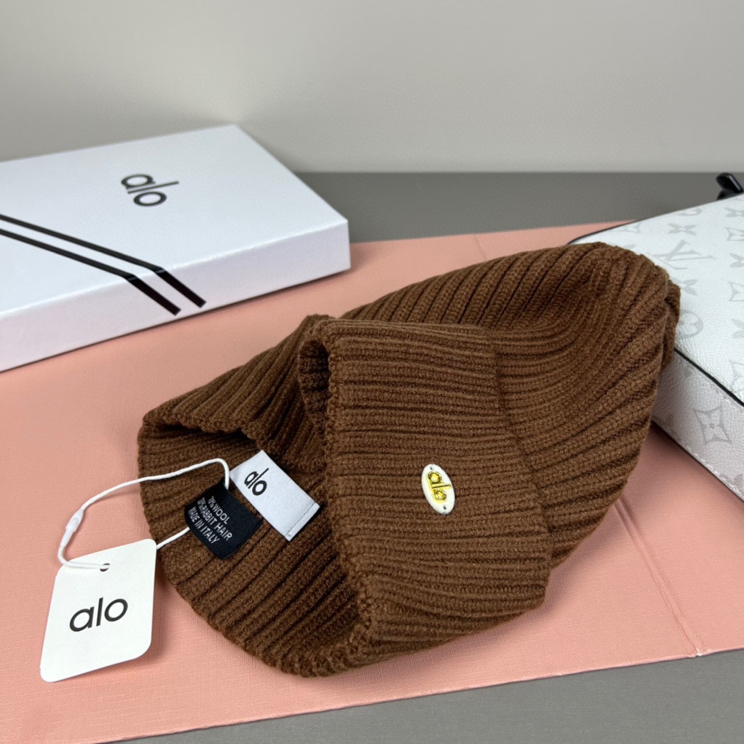 。Alo Yoga 精疏羊毛品质，博主推荐 最新时尚前卫的休闲设计风格，藏着不动声色的高级感，每一处线条