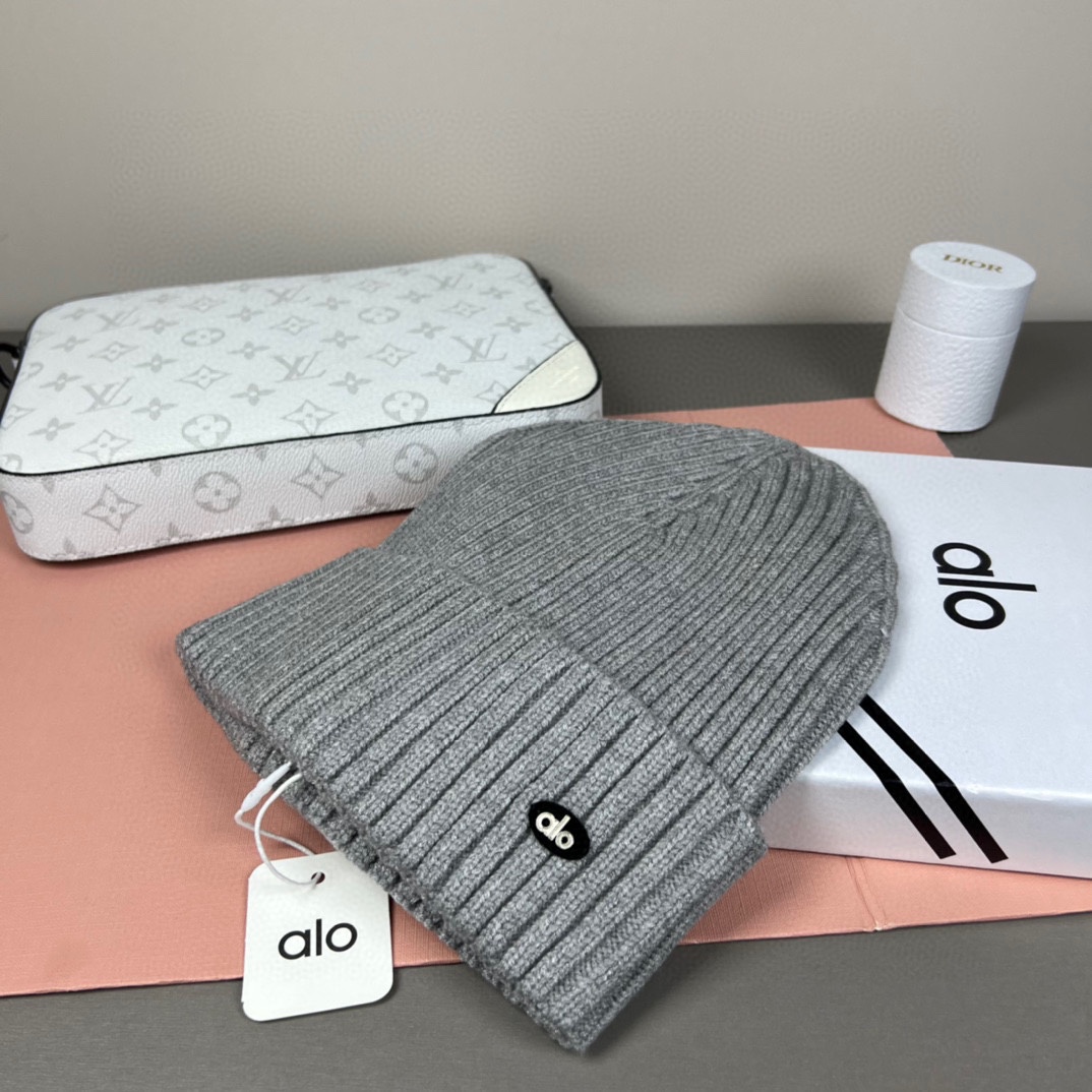 。Alo Yoga 精疏羊毛品质，博主推荐 最新时尚前卫的休闲设计风格，藏着不动声色的高级感，每一处线条