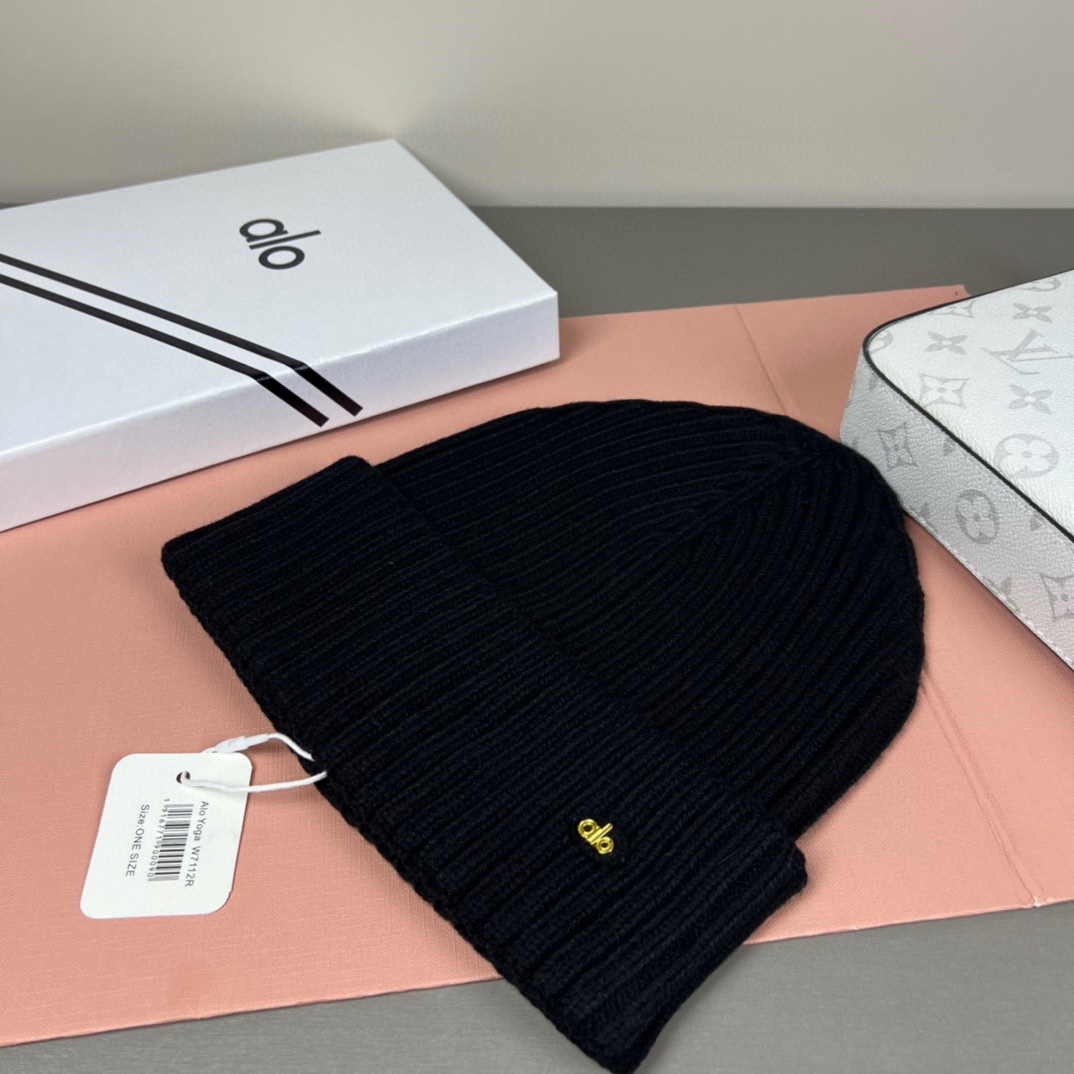 。Alo Yoga 精疏羊毛品质，博主推荐 最新时尚前卫的休闲设计风格，藏着不动声色的高级感，每一处线条