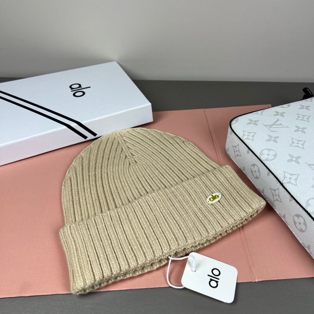 。Alo Yoga 精疏羊毛品质，博主推荐 最新时尚前卫的休闲设计风格，藏着不动声色的高级感，每一处线条